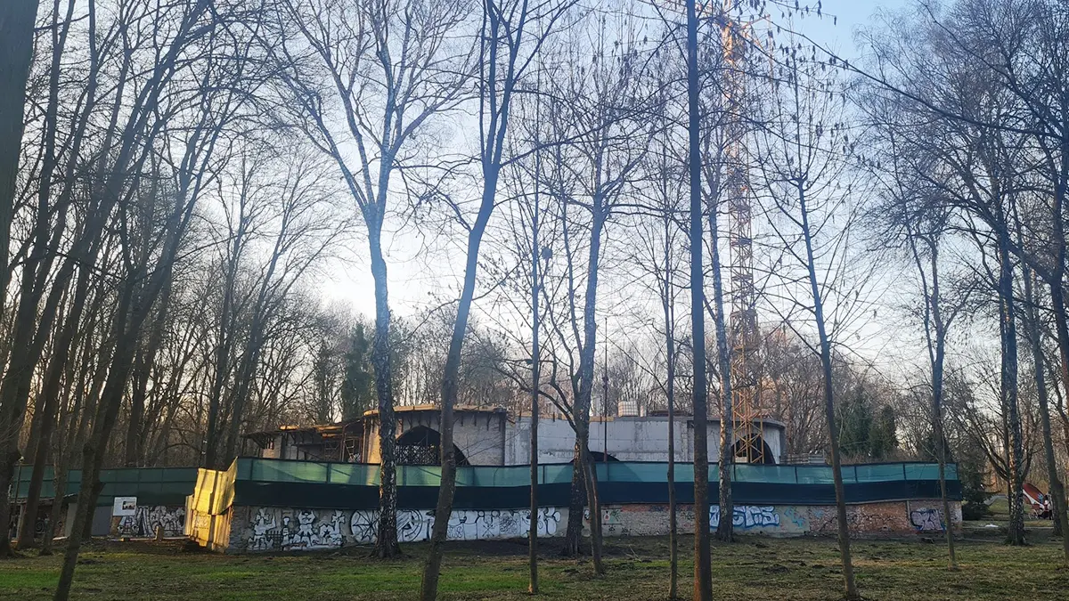 Незаконне будівництво у парку в Хмельницькому: ДБР арештувало об’єкт, придбаний сином колишньої очільниці МСЕК (ВІДЕО)