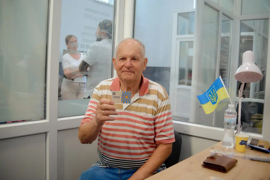 Видача перших карток жителя громади Твій Кам'янець в Офісі ветерана