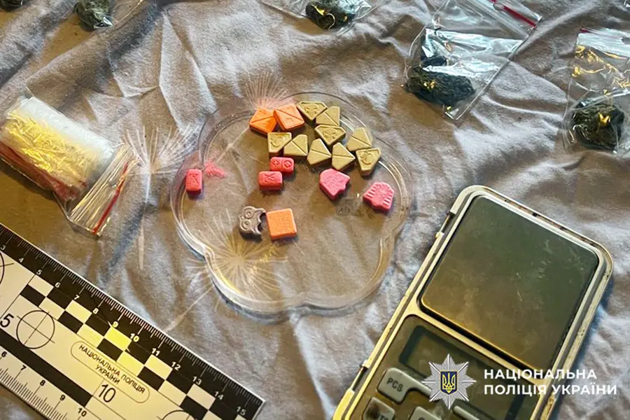 Вилучені правоохоронцями пакунки з кокаїном та канабісом під час обшуку у Хмельницькому