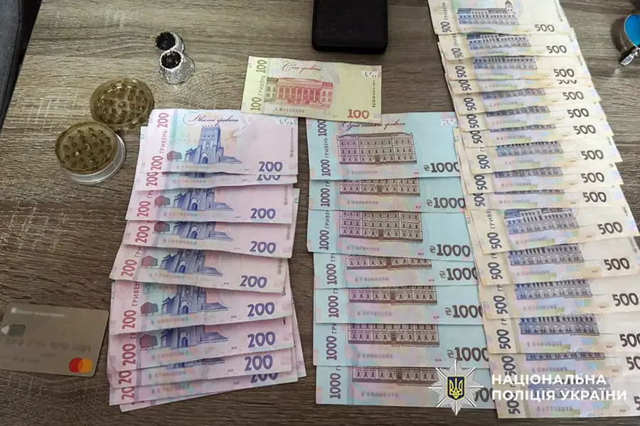 Гроші в іноземній валюті та електронні ваги, знайдені у хмельницьких наркоторговців