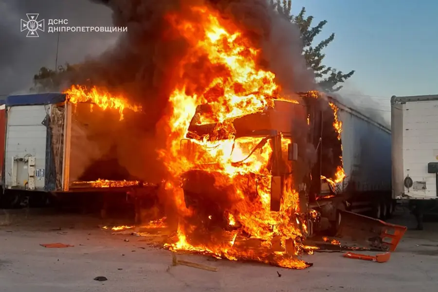Рятувальники ДСНС ліквідовують пожежу транспорту після обстрілу