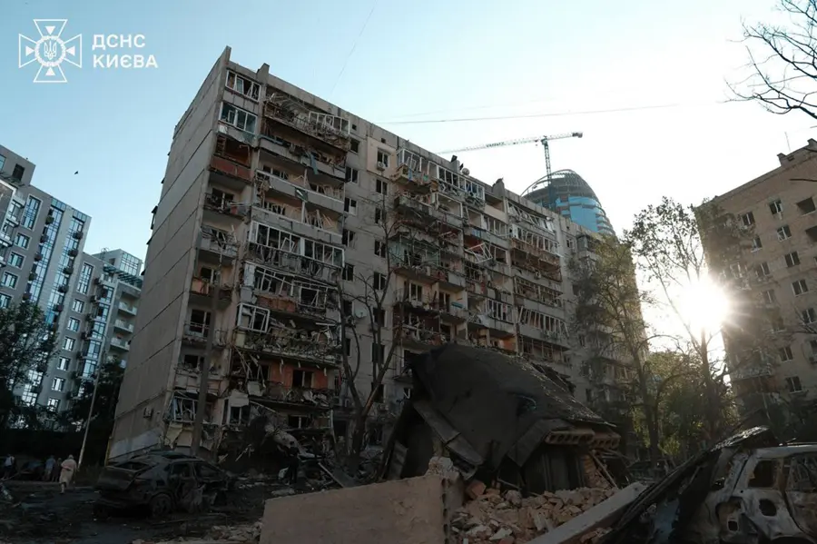 Рятувальники ДСНС ліквідовують пожежу в житловому будинку після обстрілу
