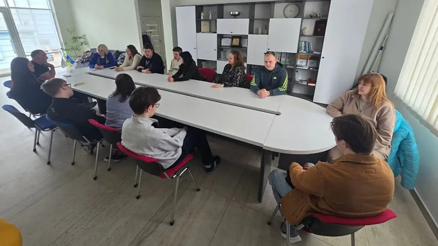 Організатори проєкту Я зможу спілкуються з майбутніми баристами та їхніми батьками під час теоретичного заняття.