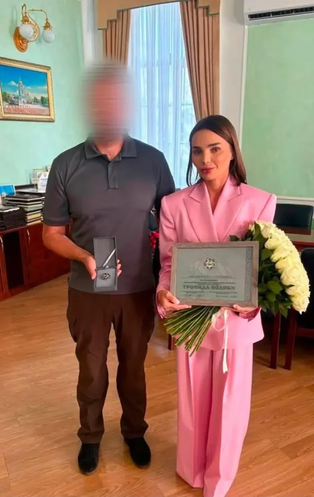 Голова Хмельницької обласної ради Віолета Лабазюк із відзнакою «Троянда подяки».