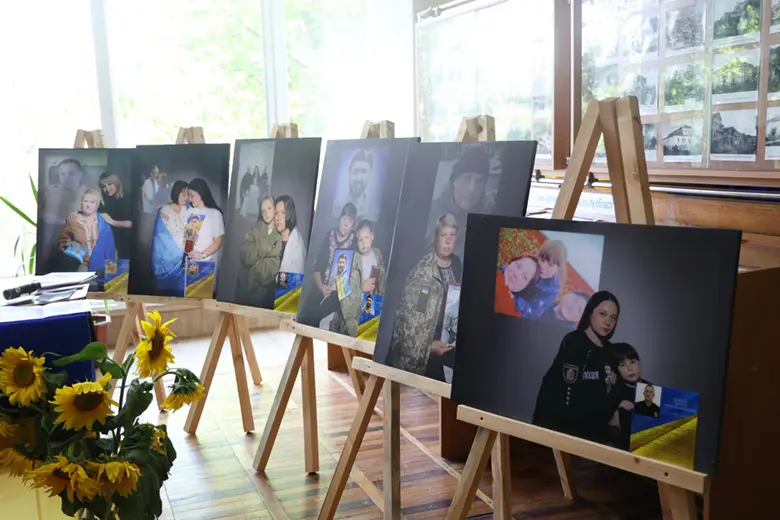 Зустріч у Хмельницькому з військовими, які повернулися з російського полону, та родинами загиблих захисників.