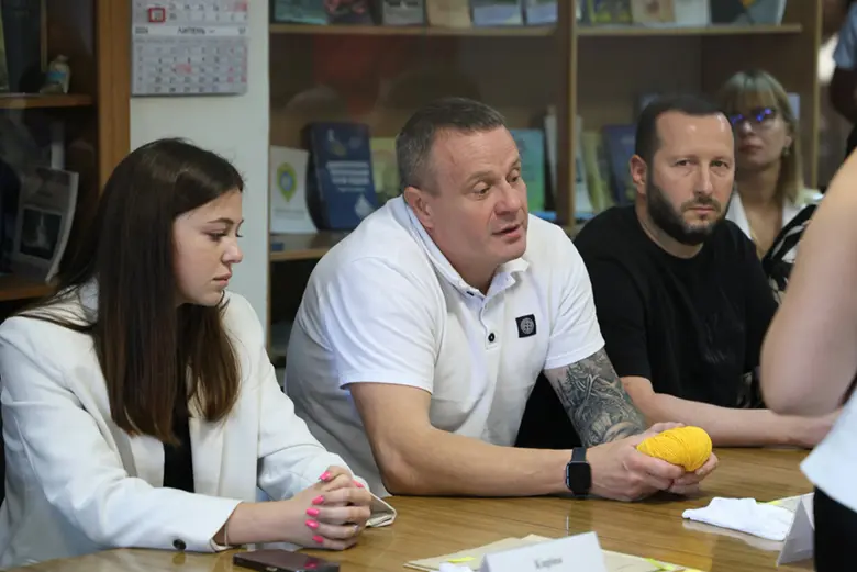 Зустріч у Хмельницькому з військовими, які повернулися з російського полону, та родинами загиблих захисників.