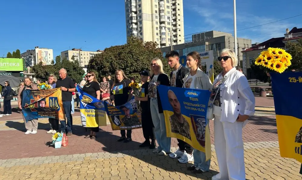 У Хмельницькому вшанували пам’ять захисників України: хвилина мовчання та пам’ятний забіг