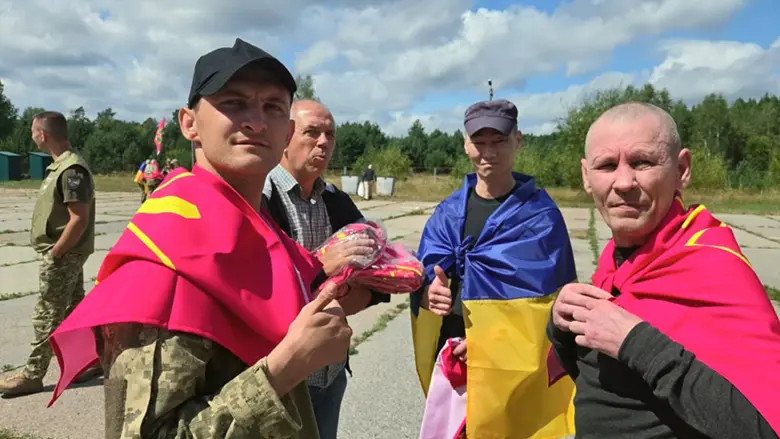 Українські військовослужбовці після звільнення з російського полону
