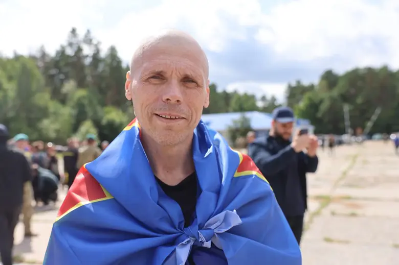 Українські військовослужбовці після звільнення з російського полону