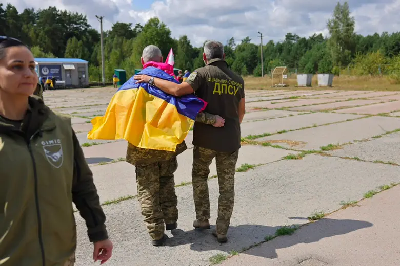 Українські військовослужбовці після звільнення з російського полону
