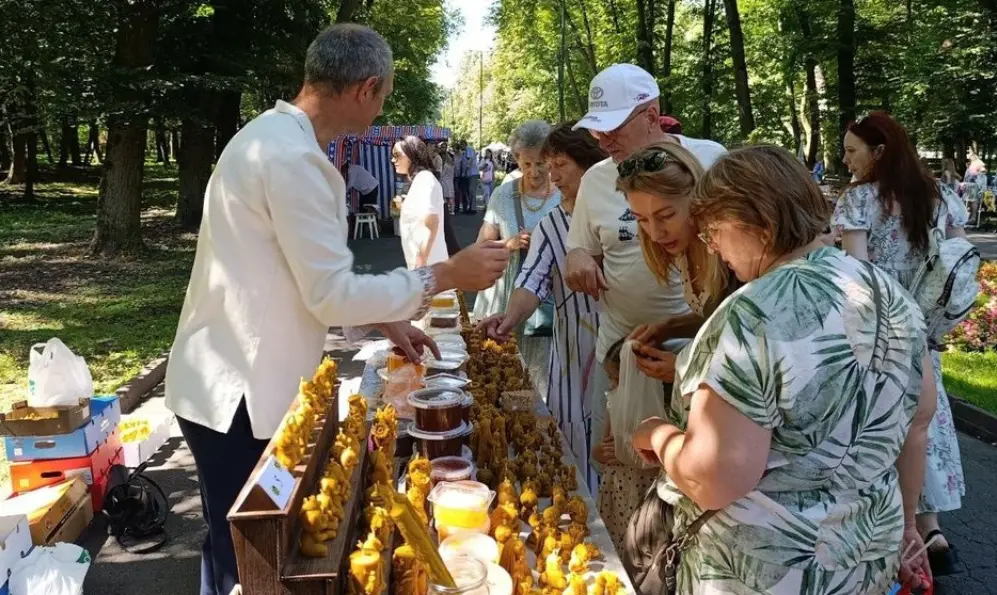 Акацієвий, гречаний та крафтовий: у парку Чекмана влаштували традиційний Медовий ярмарок