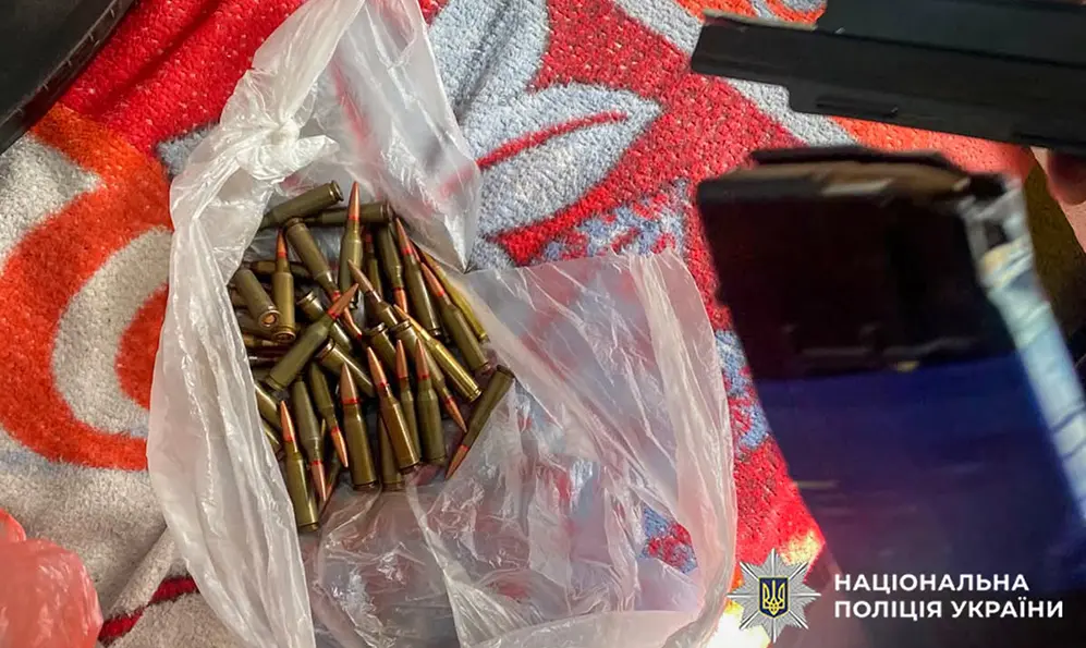 У Славуті судитимуть 23-річного чоловіка за незаконне зберігання зброї