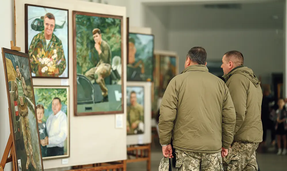 Місто на Хмельниччині, яке Росія атакує сотні разів, малює своїх героїв