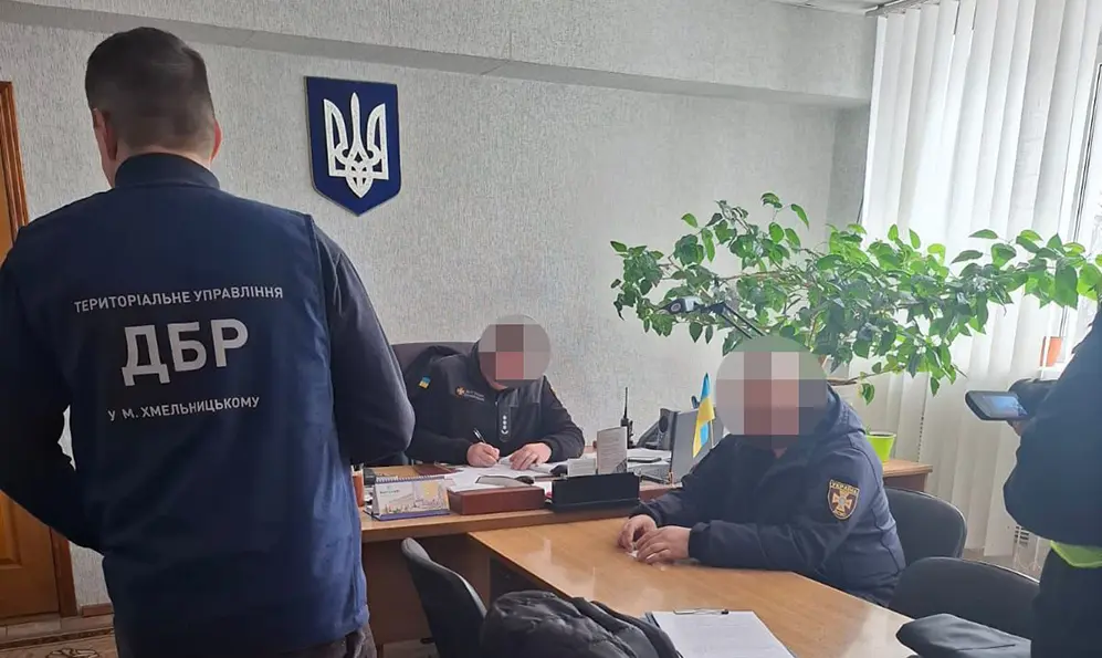 На Хмельниччині судитимуть експосадовця ДСНС через закупівлю неякісних костюмів за понад 14 млн грн