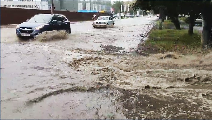 Злива у Хмельницькому: зіпсоване свято і чергові потопи (ФОТО, ВІДЕО)