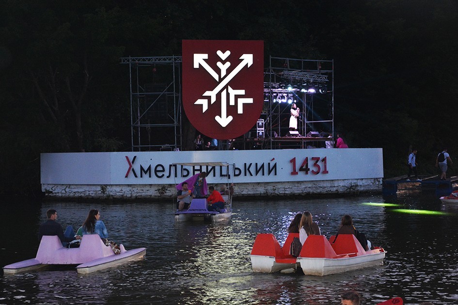 Електронна музика, пінна вечірка та «острівні» артисти: як хмельницьку молодь вітав MYFEST