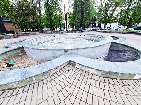 У центрі Хмельницького фонтан засипали піском (ФОТО, ВІДЕО)