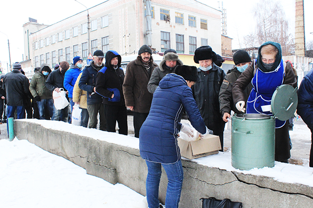 У середмісті Хмельницького волонтери щодня роздають благодійні обіди нужденним