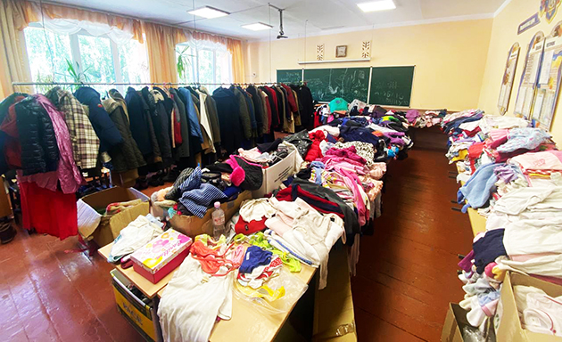 У Волочиську переселенці та місцеві мешканці можуть скористатися послугами банку одягу