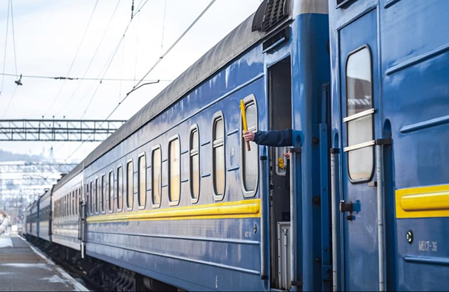 Через аварію на залізниці деякі потяги, що курсують через Хмельниччину, затримуються