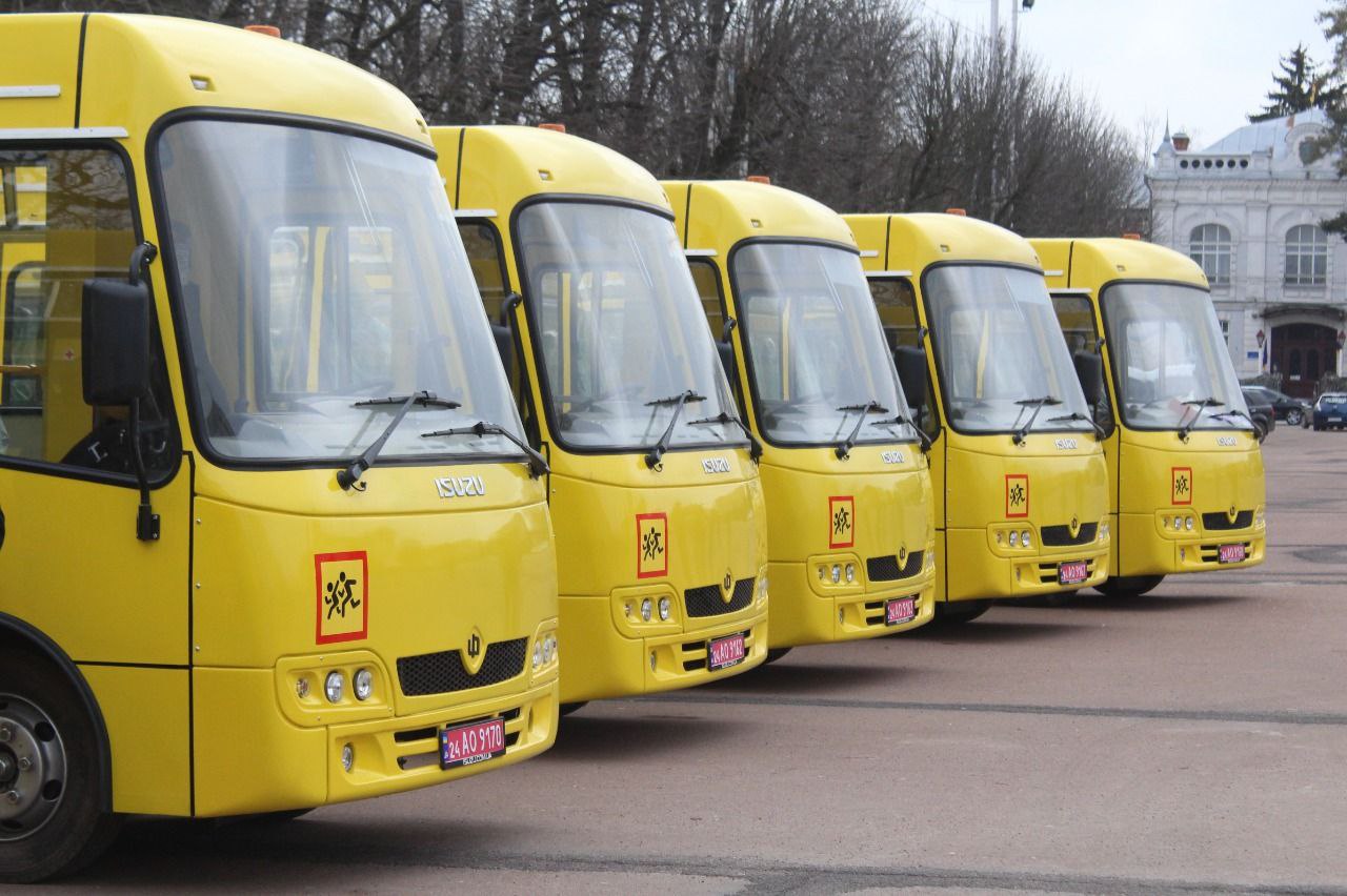 8 громад Хмельниччини отримали нові шкільні автобуси