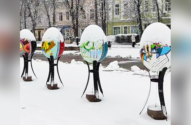 Великодній ярмарок у Хмельницькому засипало снігом (ФОТО)