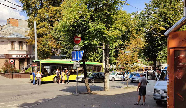 У центрі Хмельницького через ДТП зупинилися тролейбуси (ФОТО)