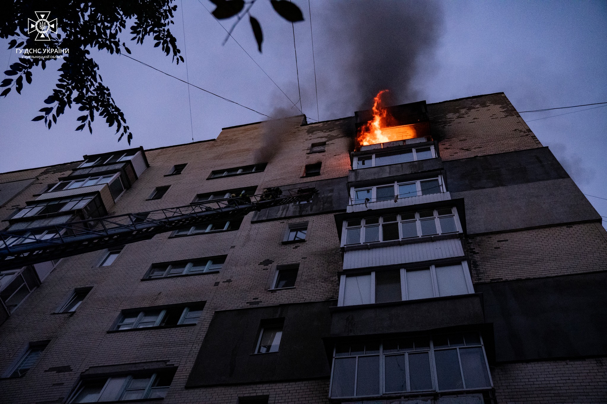 Трьох дорослих та трьох дітей врятували під час пожежі у Хмельницькому (ФОТО)