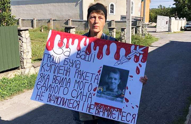 У селищі на Хмельниччині матір загиблого військового вийшла на пікет до церкви УПЦ