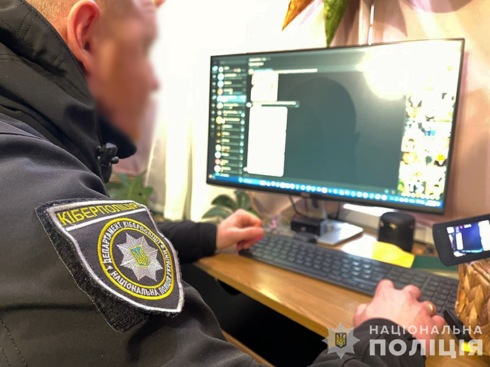 Кіберполіція та слідчі Нацполіції викрили хакера, який завдав мільйонних збитків світовій компанії
